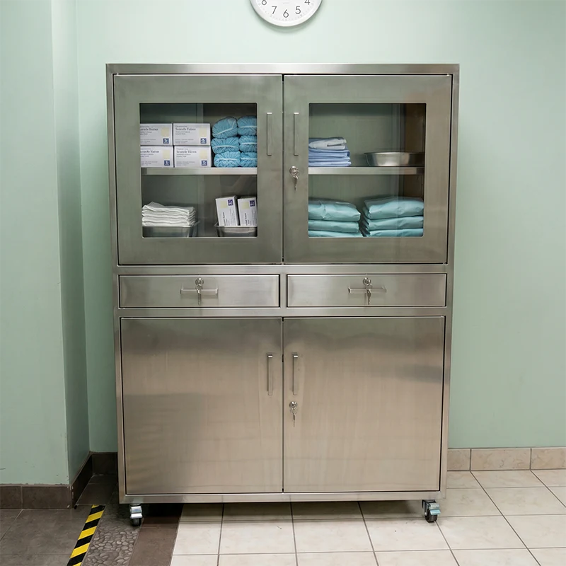 Mueble de laboratorio de acero inoxidable 304 con puertas de vidrio corredizas, cajones y puertas inferiores.