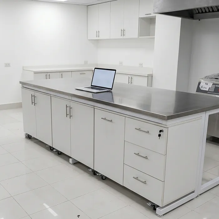 Mesa central tipo isla para laboratorio con superficie de acero inoxidable 304 y cajoneras moviles.