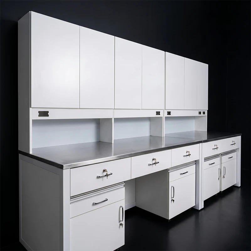 Mesa de laboratorio con estantería superior, cubierta de acero inoxidable y cajoneras móviles de melamina.